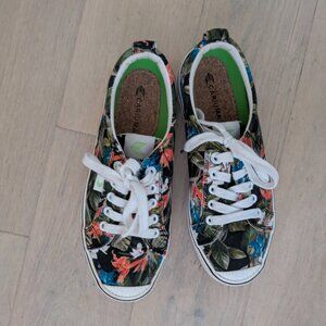 Cariuma Floral Low Canvas Sneakers sz 7